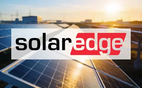 Moderne Solaranlage bei Sonnenaufgang mit Fokus auf Photovoltaik-Module und erneuerbare Energien. - Foto: über boerse-global.de