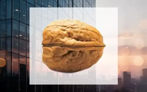 Moderne Glasfassade eines Bürogebäudes bei Sonnenuntergang als Symbol für Wachstum und Kapitalinvestitionen. - Foto: über boerse-global.de