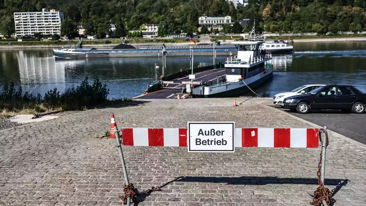 Viele Fähren sind wegen des Niedrigwassers außer Betrieb - so die Fähre Bad Honnef, die mindestens bis Donnerstag einschließlich den Betrieb eingestellt hat. (Archivbild)  - Bild: Oliver Berg/dpa