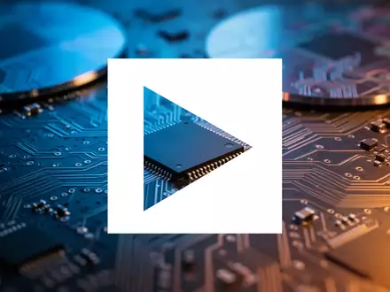 Abstrakte Nahaufnahme von hochmodernen Mikrochip-Strukturen und Halbleiter-Wafern in professioneller Studiobeleuchtung. - Foto: über boerse-global.de