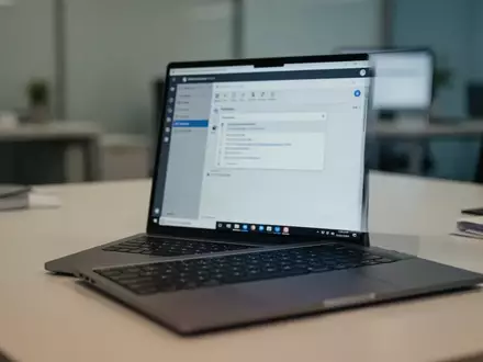 Ein Laptop-Bildschirm auf einem Büro-Schreibtisch, der eine Software-Oberfläche zeigt, um die Bedrohung durch Cyberangriffe zu symbolisieren. - Foto: über boerse-global.de