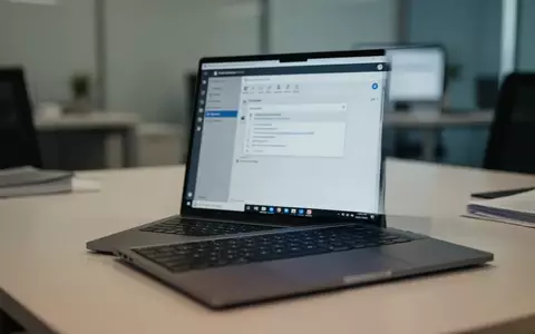 Ein Laptop-Bildschirm auf einem Büro-Schreibtisch, der eine Software-Oberfläche zeigt, um die Bedrohung durch Cyberangriffe zu symbolisieren. - Foto: über boerse-global.de