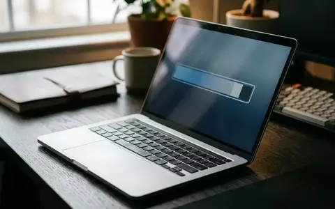 Ein moderner Laptop-Bildschirm zeigt einen eingefrorenen Fortschrittsbalken in einer Büroumgebung. - Foto: über boerse-global.de