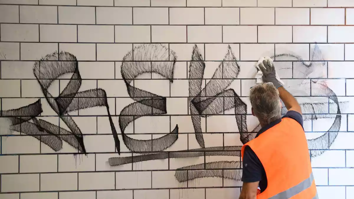 Die Deutsche Bahn setzt seit einigen Wochen mobile Handwerkerteams ein, die sich auch um die Beseitigung von Graffiti in Bahnhöfen kümmern sollen. (Archivbild) - Bild: Klaus-Dietmar Gabbert/dpa