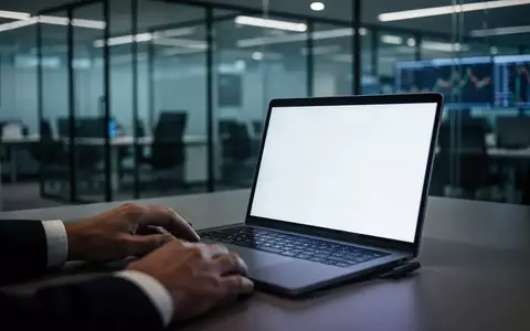 Ein moderner, leicht abgedunkelter Büroarbeitsplatz mit einem Laptop, der eine Atmosphäre von wirtschaftlicher Vorsicht vermittelt. - Foto: über boerse-global.de