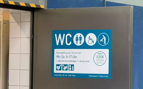 Pissoirs umsonst, Kabinen in Toiletten kosten 50 Cent - das findet eine junge Frau in Wien ungerecht. - Foto: Matthias Röder/dpa