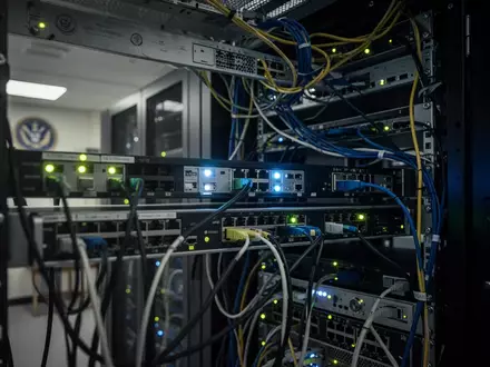 Serverraum mit blinkender Netzwerktechnik in einem Regierungsgebäude nach einem Cyberangriff. - Foto: über boerse-global.de