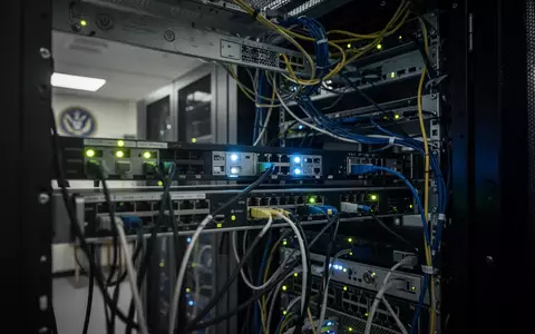 Serverraum mit blinkender Netzwerktechnik in einem Regierungsgebäude nach einem Cyberangriff. - Foto: über boerse-global.de