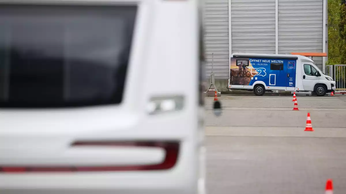 Erste Reisemobile und Wohnwagen sind bereits eingetroffen an den Düsseldorfer Messehallen, nächste Woche werden es noch deutlich mehr. - Bild: Christoph Reichwein/dpa