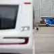 Erste Reisemobile und Wohnwagen sind bereits eingetroffen an den Düsseldorfer Messehallen, nächste Woche werden es noch deutlich mehr. - Bild: Christoph Reichwein/dpa