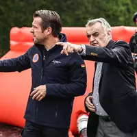 Nordrhein-Westfalens Innenminister Herbert Reul lässt sich an der deutsch-belgischen Grenze an einer Wassertankstation die Lage erläutern.  - Foto: Oliver Berg/dpa