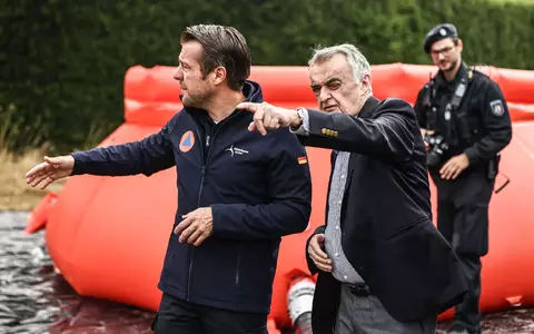 Nordrhein-Westfalens Innenminister Herbert Reul lässt sich an der deutsch-belgischen Grenze an einer Wassertankstation die Lage erläutern. - Foto: Oliver Berg/dpa