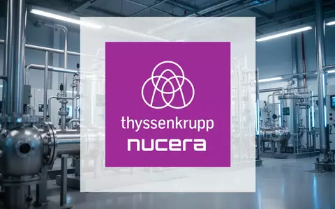 Industrielle Wasserstoff-Elektrolyseanlage in einer modernen, hellen Produktionshalle. - Foto: über boerse-global.de