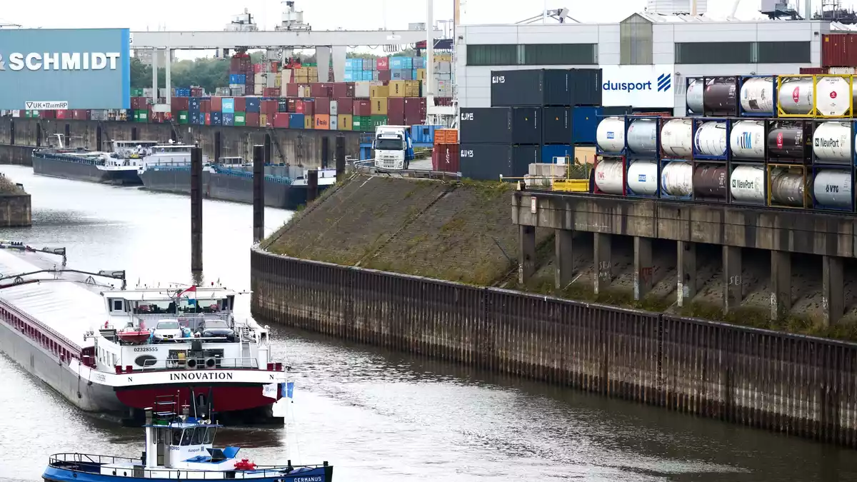 Niedrigwasser am Hafen: Die Kaimauer liegt meterhoch im Trockenen - Bild: Bernd Thissen/dpa