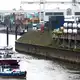 Niedrigwasser am Hafen: Die Kaimauer liegt meterhoch im Trockenen - Bild: Bernd Thissen/dpa