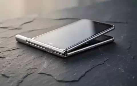 Ein schlankes, teilweise aufgeklapptes Foldable-Smartphone auf einer minimalistischen Steinoberfläche. - Foto: über boerse-global.de