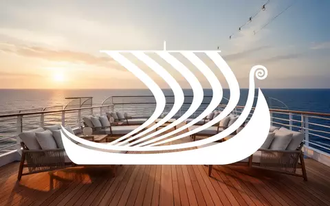 Luxuriöses Kreuzfahrtschiff-Deck während des Sonnenuntergangs mit Blick auf den ruhigen Ozean. - Foto: über boerse-global.de