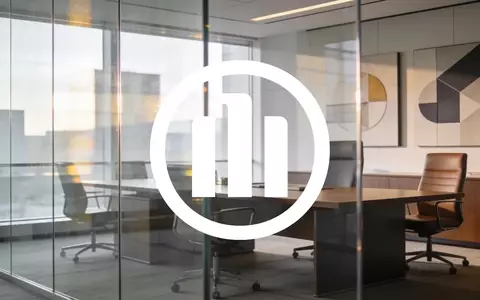 Abstrakte Darstellung von Finanzwachstum und Kapitalmanagement in einem modernen, hellen Büro. - Foto: über boerse-global.de