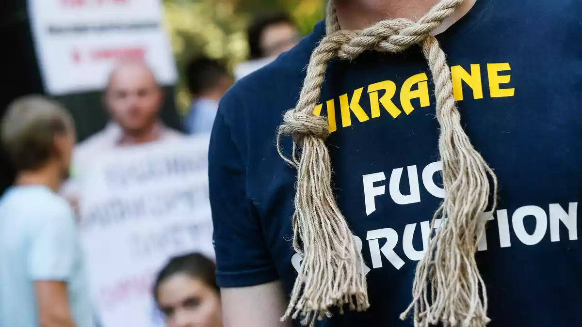 Zur Unterstützung der Anti-Korruptionskämpfer sind in der Ukraine immer wieder auch Demonstranten auf die Straße gegangen. (Archivbild) - Bild: Sergey Dolzhenko/epa/dpa