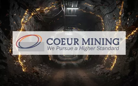 Dunkler Minenschacht mit glänzenden Edelmetalladern im Gestein, symbolisch für Bergbauinvestitionen. - Foto: über boerse-global.de
