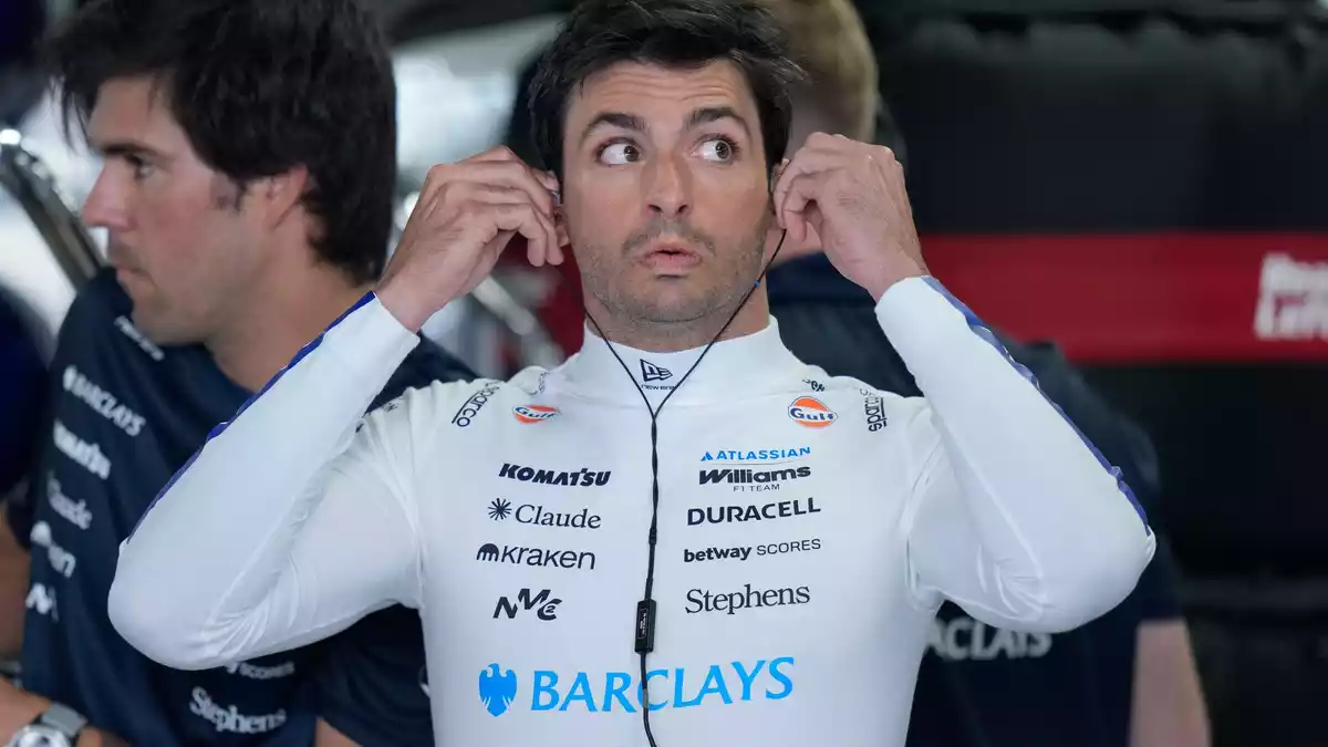 Nun ist klar, für welches Team Carlos Sainz auch im kommenden Jahr fahren wird. (Archivbild) - Bild: Eugene Hoshiko/AP/dpa