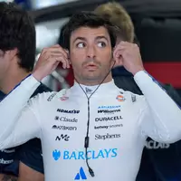 Nun ist klar, für welches Team Carlos Sainz auch im kommenden Jahr fahren wird. (Archivbild) - Foto: Eugene Hoshiko/AP/dpa