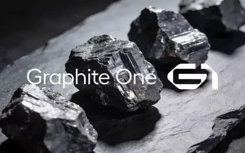 Dramatisch beleuchtete Graphit-Mineralien auf einem dunklen Untergrund. - Foto: über boerse-global.de