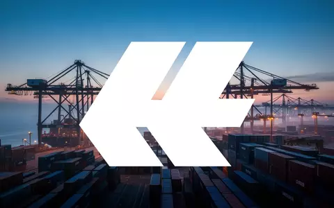 Moderne Containerterminals bei Dämmerung mit Kränen und gestapelten Containern als Symbol für globale Logistik. - Foto: über boerse-global.de