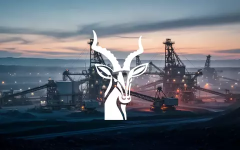 Moderne industrielle Bergbauanlage bei Sonnenaufgang mit dramatischer Beleuchtung - Foto: über boerse-global.de