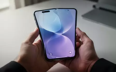Ein modernes Smartphone in den Händen einer Person zeigt eine minimalistische Benutzeroberfläche bei natürlichem Licht. - Foto: über boerse-global.de