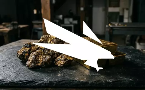 Nahaufnahme von Goldbarren und Golderz auf einer dunklen Oberfläche, symbolisiert den Edelmetallmarkt. - Foto: über boerse-global.de