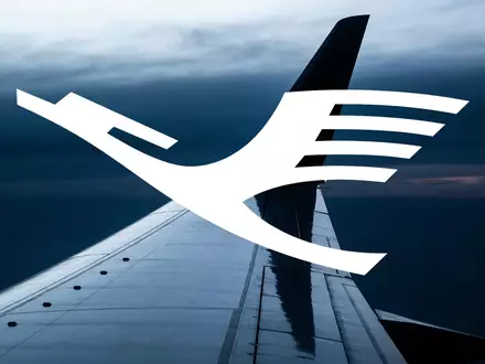 Silhouette einer Flugzeugtragfläche vor einem bewölkten Dämmerungshimmel, symbolisch für die Luftfahrtbranche. - Foto: über boerse-global.de