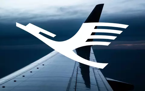 Silhouette einer Flugzeugtragfläche vor einem bewölkten Dämmerungshimmel, symbolisch für die Luftfahrtbranche. - Foto: über boerse-global.de