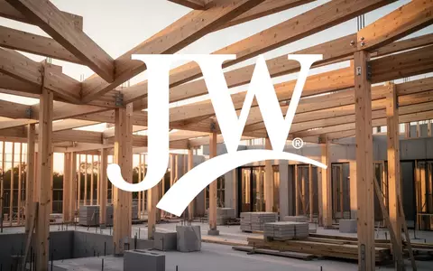 Moderne Baustelle mit Holzelementen bei Sonnenlicht, symbolisiert Wachstum und Bauwirtschaft. - Foto: über boerse-global.de