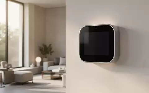 Ein quadratisches Smart-Home-Display an einer modernen Wohnzimmerwand in einer hellen, minimalistischen Umgebung. - Foto: über boerse-global.de