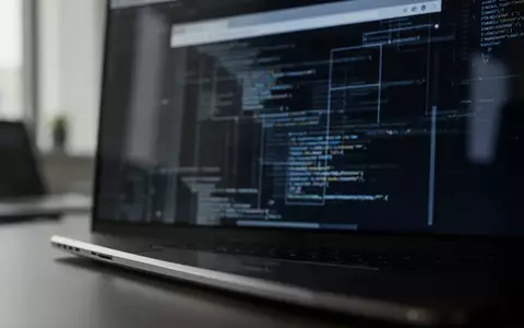 Ein moderner Laptop in einer professionellen Büroumgebung, der Sicherheit und Technologie im Fokus hat. - Foto: über boerse-global.de