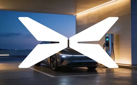 Modernes Elektrofahrzeug an einer Ladestation in einer minimalistischen, futuristischen Umgebung bei Dämmerung. - Foto: über boerse-global.de