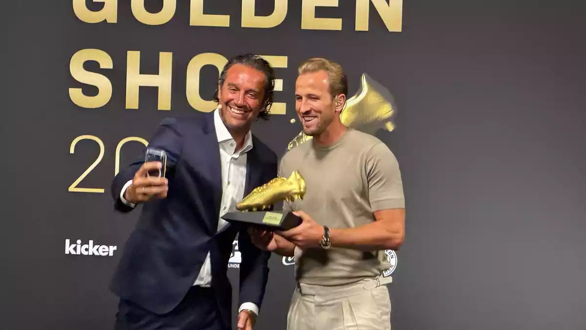 Hatten Spaß bei der Verleihung des Goldenen Schuh: Preisträger Harry Kane (rechts) und Laudator Luca Toni. - Bild: Christoph Lother/dpa