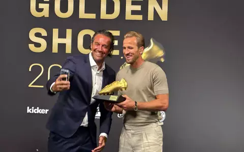 Hatten Spaß bei der Verleihung des Goldenen Schuh: Preisträger Harry Kane (rechts) und Laudator Luca Toni. - Foto: Christoph Lother/dpa