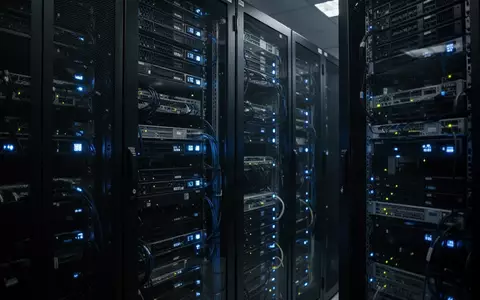 Modernes Server-Rechenzentrum mit leuchtenden Hardware-Komponenten in einer professionellen IT-Umgebung. - Foto: über boerse-global.de