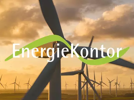 Moderne Windkraftanlagen in einer weiten Landschaft bei Sonnenuntergang als Symbol für die Energiewende. - Foto: über boerse-global.de