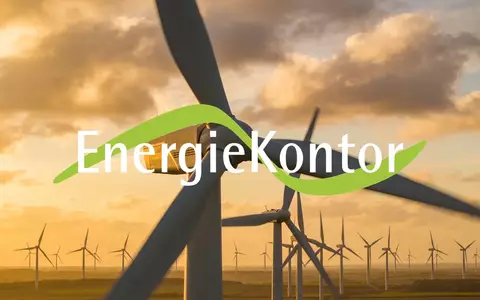 Moderne Windkraftanlagen in einer weiten Landschaft bei Sonnenuntergang als Symbol für die Energiewende. - Foto: über boerse-global.de