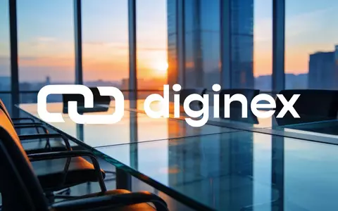 Moderner Konferenztisch in einem Bürohochhaus bei Sonnenuntergang als Symbol für Unternehmensentscheidungen. - Foto: über boerse-global.de