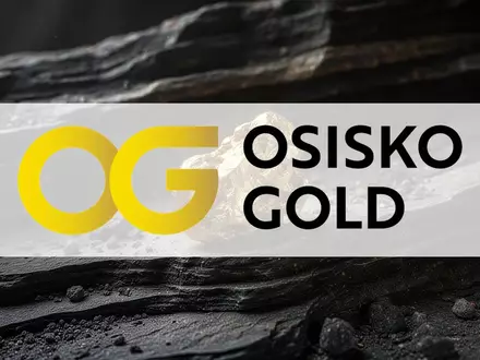 Ein rauer Goldklumpen auf dunklem, strukturiertem Gestein in einer atmosphärischen, bergbaulichen Szenerie. - Foto: über boerse-global.de