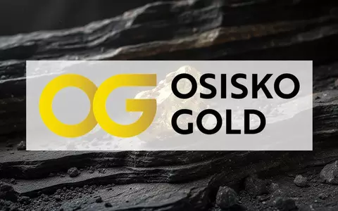 Ein rauer Goldklumpen auf dunklem, strukturiertem Gestein in einer atmosphärischen, bergbaulichen Szenerie. - Foto: über boerse-global.de