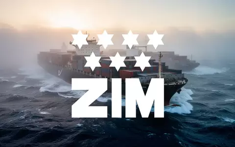 Ein großes Containerschiff auf stürmischer See, das die globale Logistik und Schifffahrtsbranche symbolisiert. - Foto: über boerse-global.de