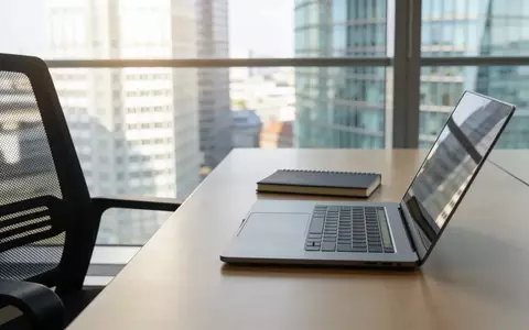 Ein moderner, sonnendurchfluteter Büroarbeitsplatz mit Laptop und Notizblock in einer Finanzumgebung. - Foto: über boerse-global.de