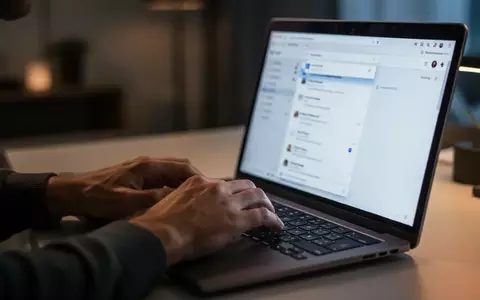 Nahaufnahme einer Person an einem Laptop in einem modern eingerichteten Büro, die auf die Tastatur achtet. - Foto: über boerse-global.de
