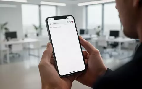 Person hält ein Smartphone mit einem mobilen Webbrowser in einem modernen Büro. - Foto: über boerse-global.de