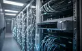 Moderne Serverinfrastruktur mit Glasfasertechnik und Sicherheitsmodulen in einem Rechenzentrum. - Foto: über boerse-global.de